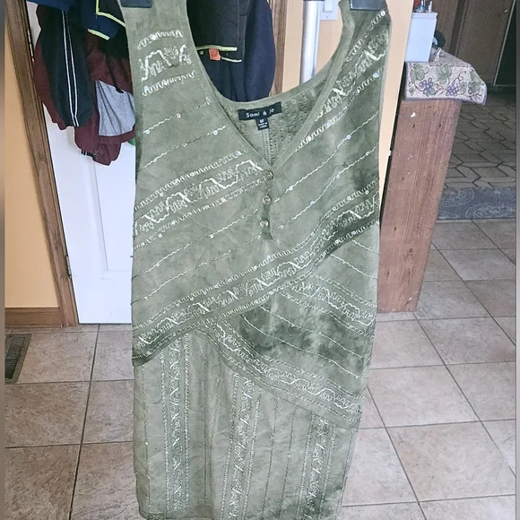 Sami & jo sz medium sleeveless blouse. Olive green acid wash look. - Picture 5 of 5
